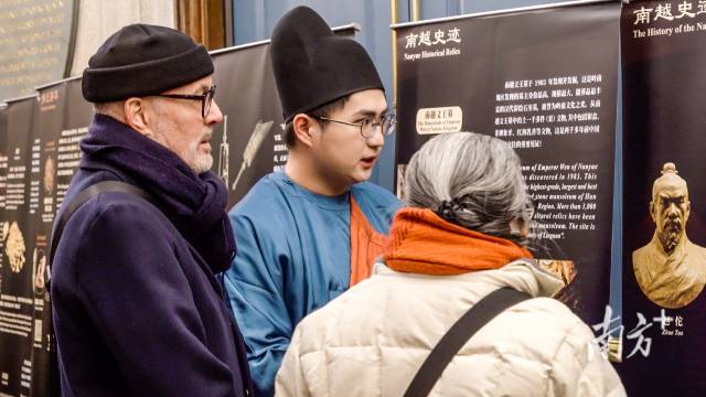 玉振金声雅乐团学生向外国观众介绍雅乐文化。刘胤嘉 摄