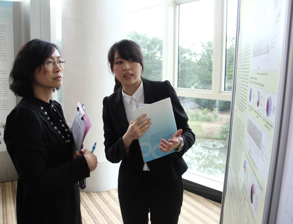 DST海报展上潘玉琼博士与学生交流