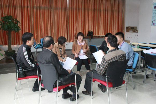 与会者分组讨论