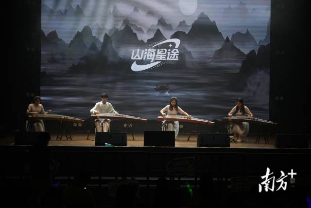 北京师范大学珠海校区学生带来的古筝重奏。