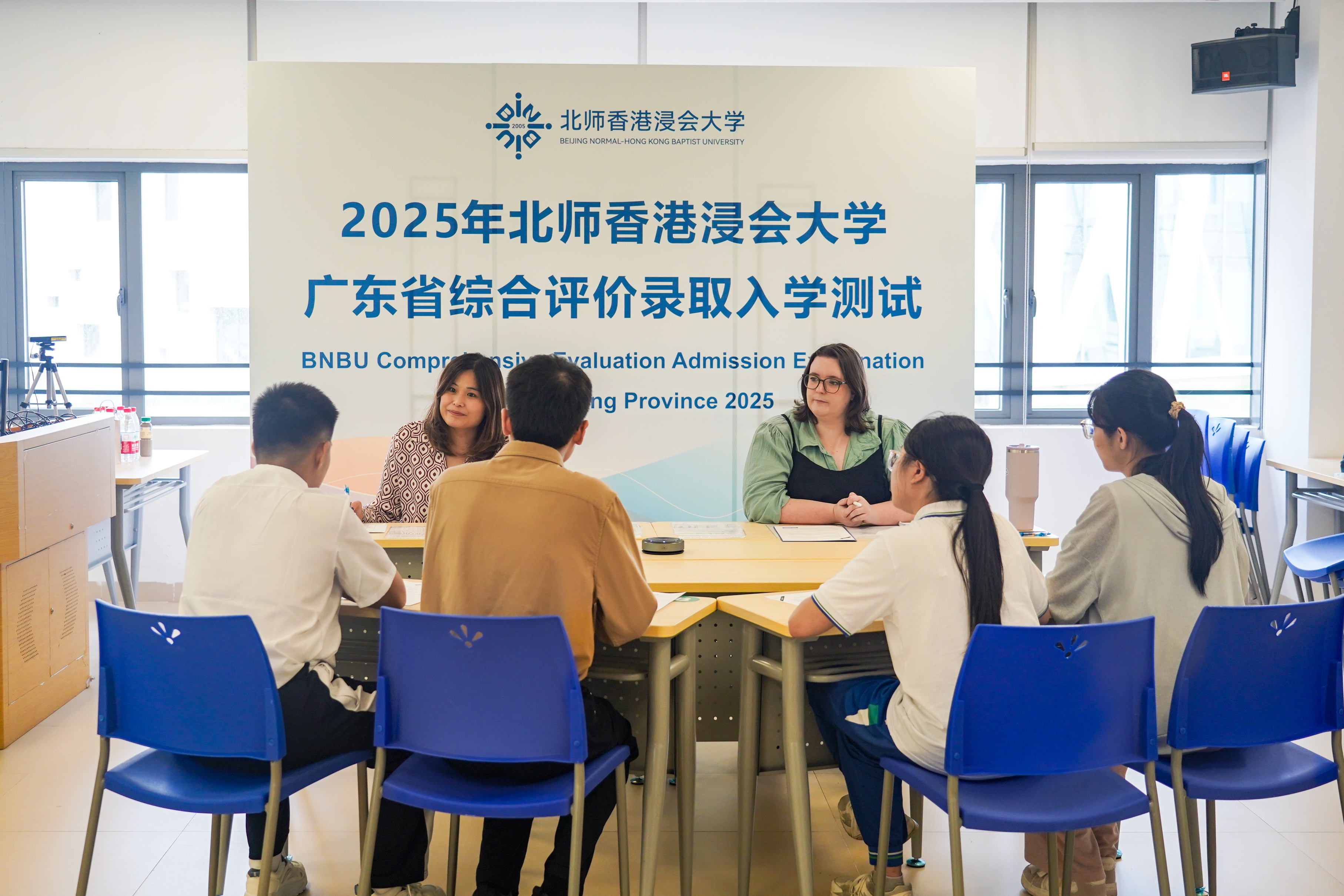 北师香港浸会大学(BNBU)广东省综合评价录取入学测试英语面试现场。(摄影:何秋蓓)