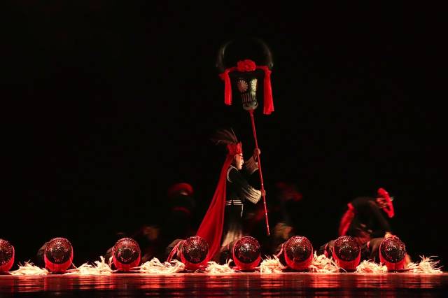 广州大学舞蹈《情染禾楼》。