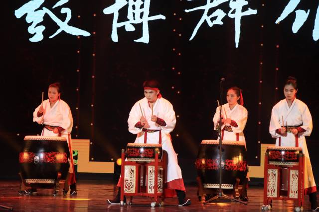 北京师范大学-香港浸会大学联合国际学院鼓乐合奏《鼓博群雄》。