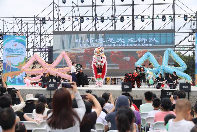 北师港浸大带来的表演。