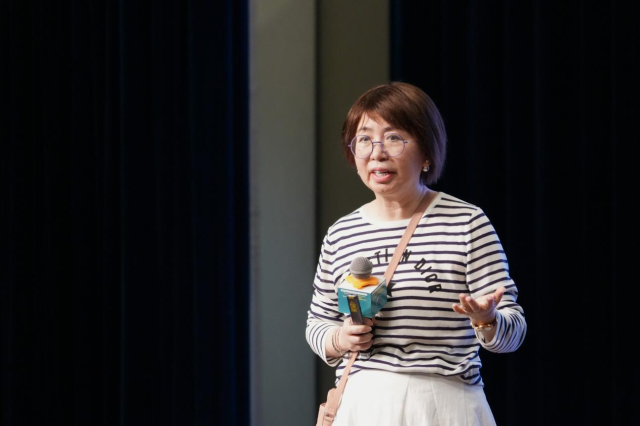 (北师港浸大理工科技学院署理院长杨坚教授发表演讲)