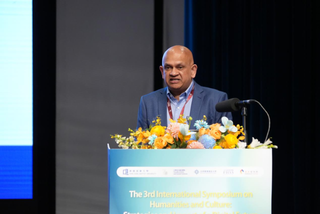 (北师港浸大人文社科学院副院长Indika LIYANAGE教授发表演讲)