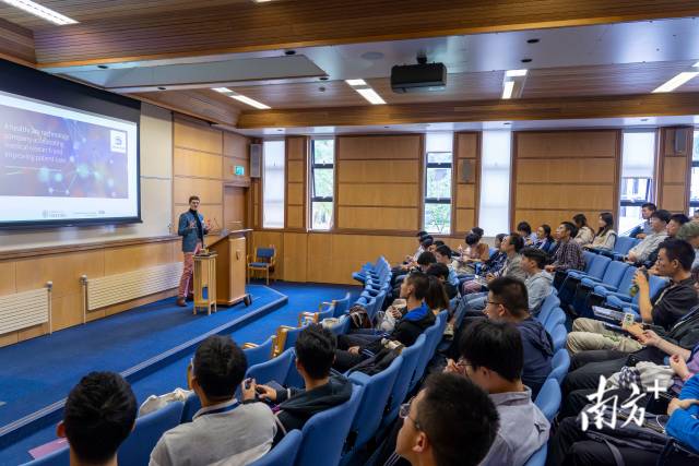 北师港浸大学生在英国牛津大学参加暑期项目。