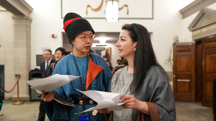 北师香港浸會大學(BNBU)玉振金聲雅樂團學生向美國觀眾介紹雅樂文化(攝影:肖二元 劉胤嘉 孔欣穎) (2).jpg