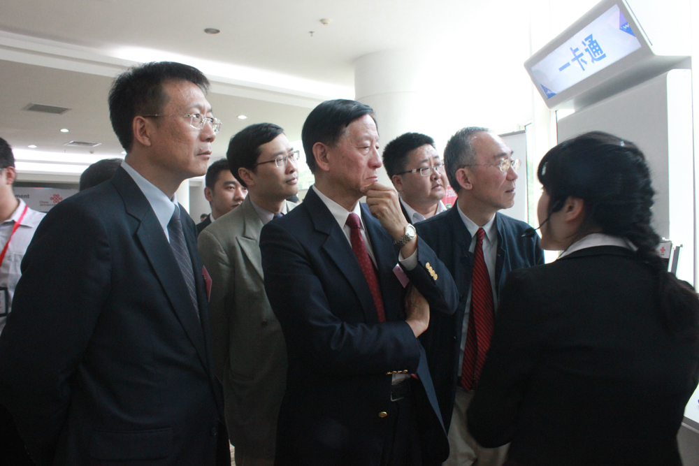 珠海市教育局副局长邬向明先生UIC校长吴清辉UIC副校长徐是雄从左至右了解联通技术