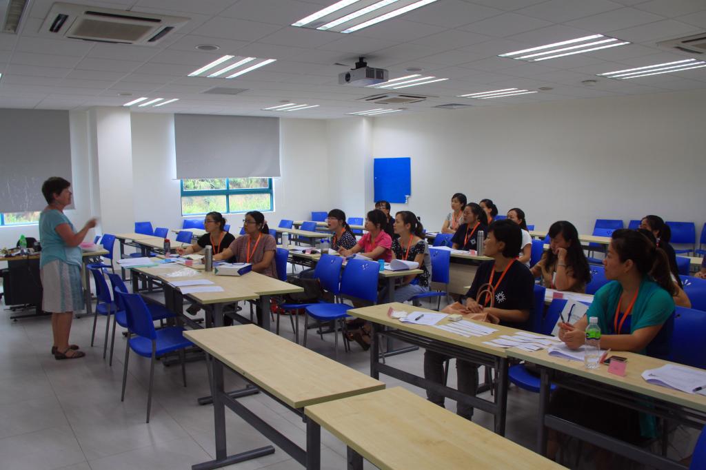 课堂上认真听讲的受训教师