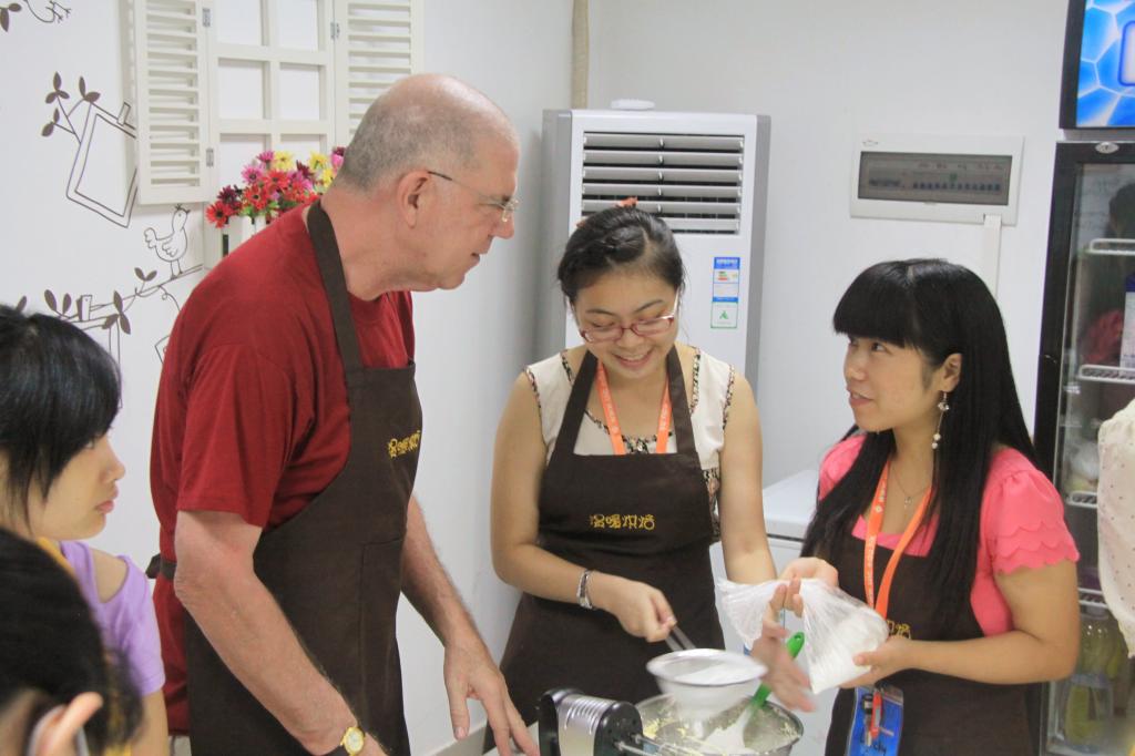 在温馨烘焙中提高英语会话水平