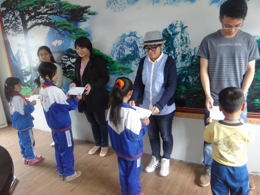 EIDC 2013义卖捐款-理想学校 3