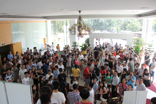 等待考生的家长们