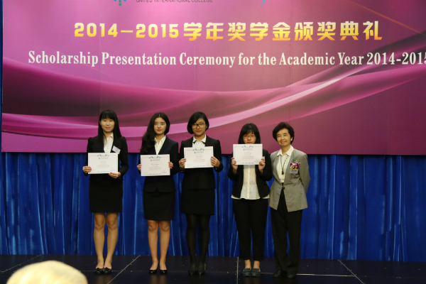 协理副校长关利平为曾宪博教授奖学金获得者颁奖