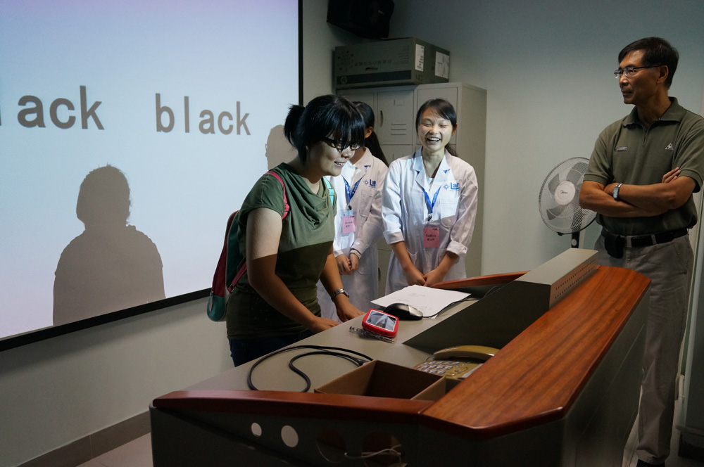 学生亲自体验心理学实验仪器