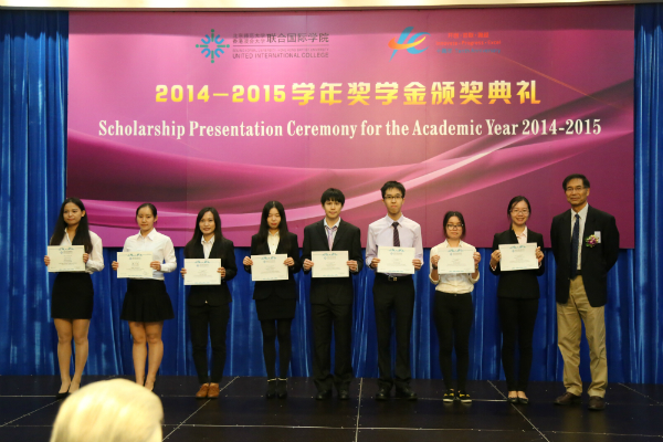 钟森文教授为二等奖学金获得者颁奖