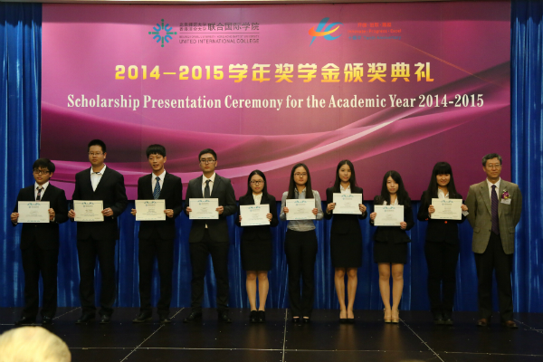 张聪副校长为一等奖学金获得者颁奖