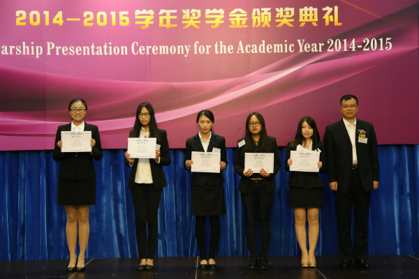 中国联通珠海分公司副总经理李晓波先生为中国联通奖学金获得者颁奖