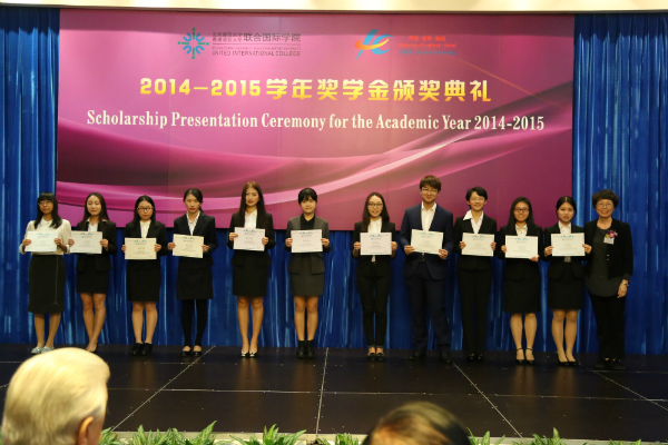 宋美璍教授为二等奖学金获得者颁奖