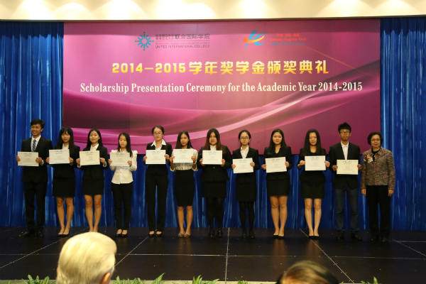 左龙佩兰教授为二等奖学金获得者颁奖