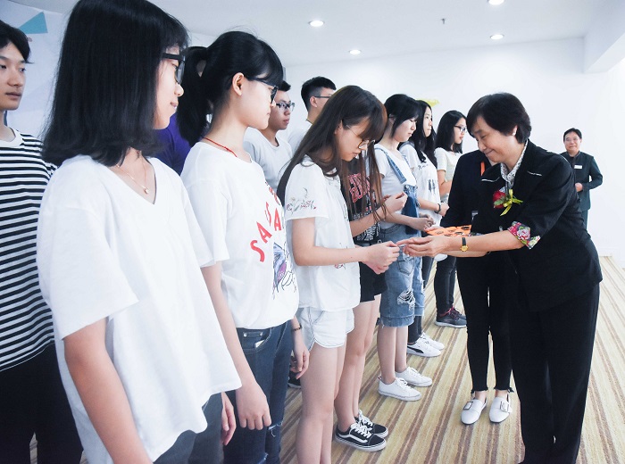 Prof Lilian Kwan distribute badges