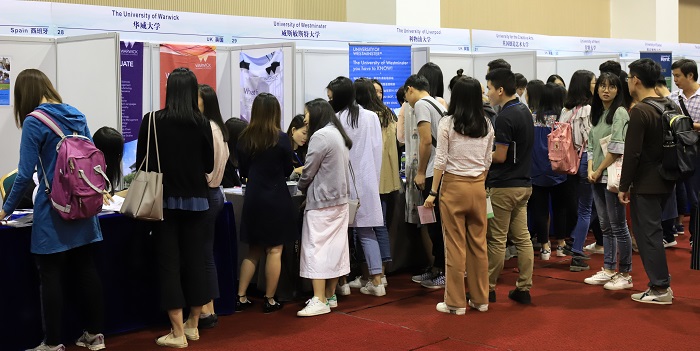 华威大学展位人满为患