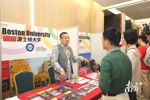 北京师范大学-香港浸会大学联合国际学院第十五届国际研究生教育展举办。图为美国波士顿大学展位。